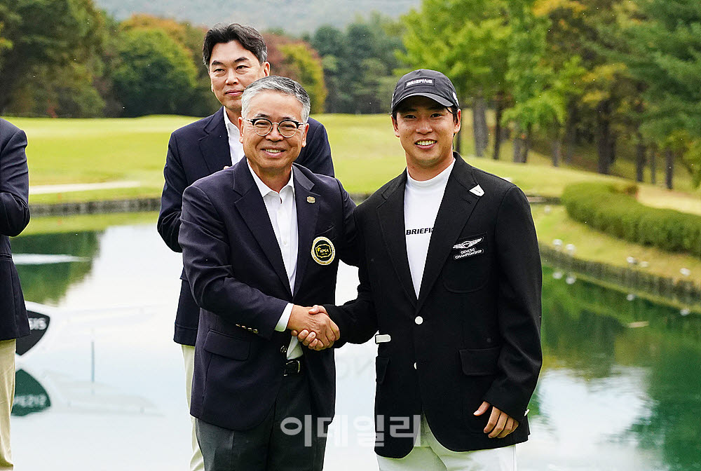 [포토] 유토 카츠라가와, KPGA 김원섭 회장으로부터 우승자켓