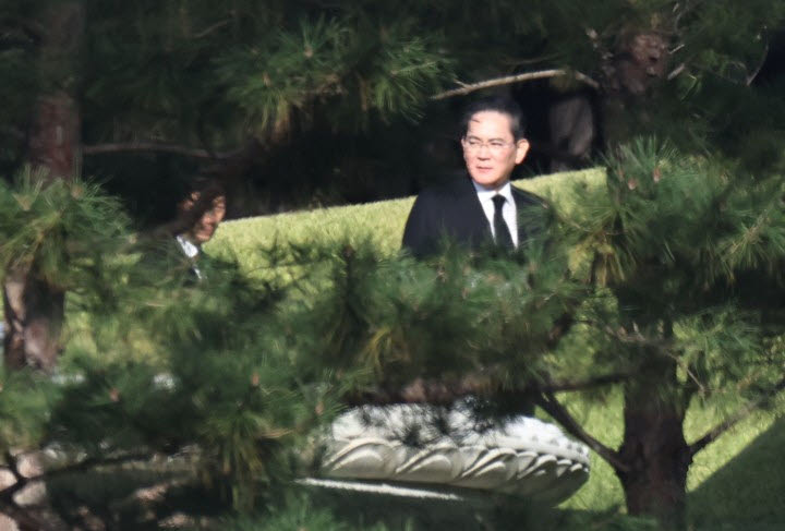 이재용, 위기 속 '뚝심 투자'…반도체 발판 신사업 빅딜 기대감
