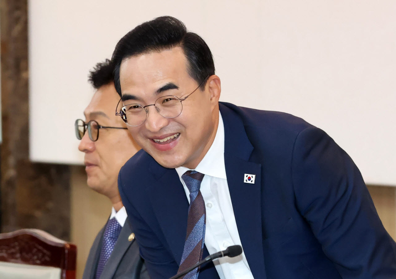 [포토]참석자들과 인사 나누는 박홍근 기획예산처 장관
