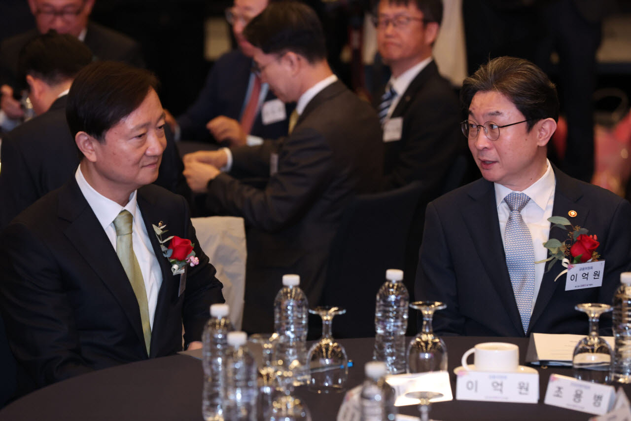 [포토]대화 나누는 이억원 금융위원장-이찬진 금감원장