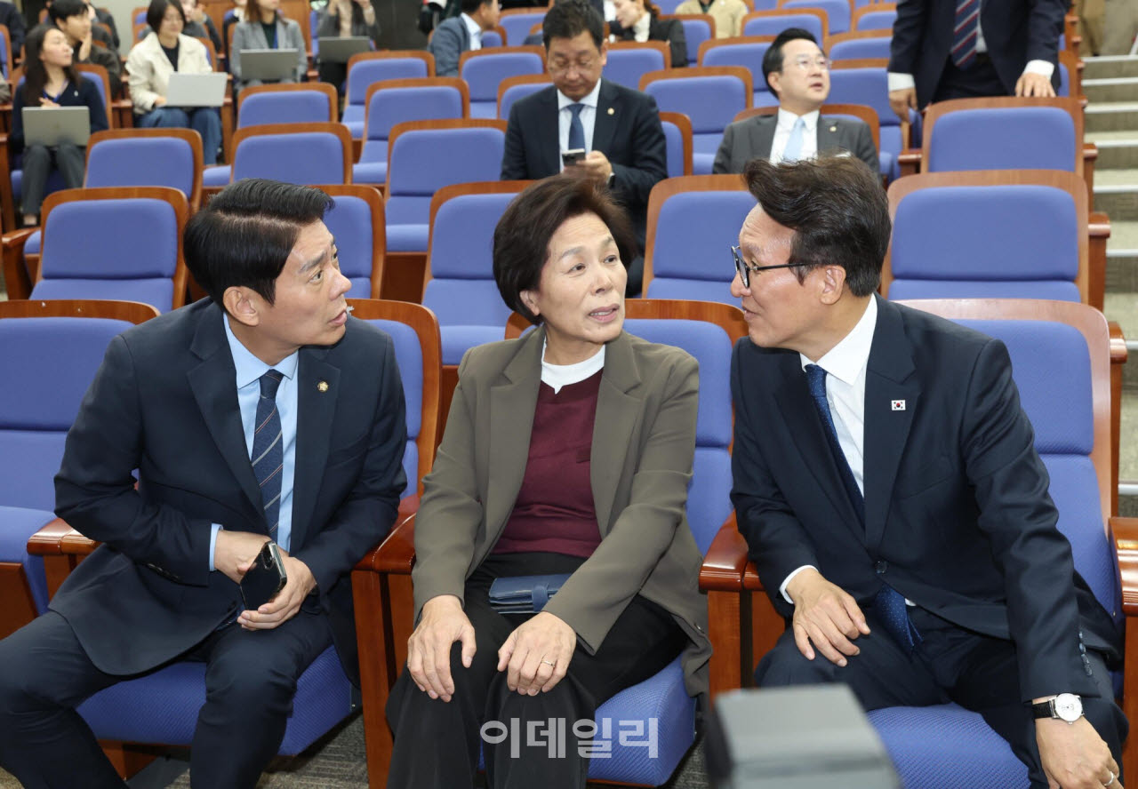 [포토]의원총회, '대화하는 김민석-최민희-한민수'