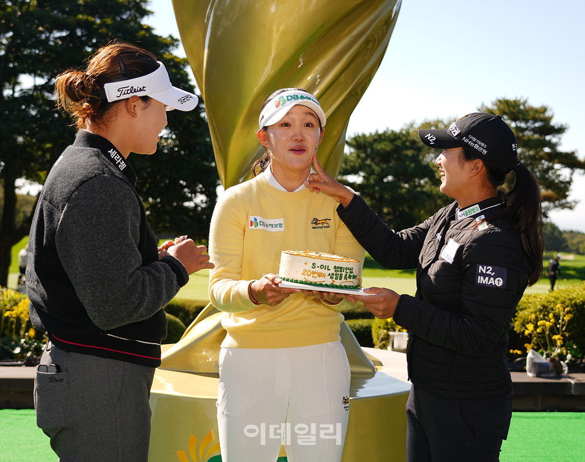 [포토]김민솔-안재희-김시현,케이크 얼굴에 발라줄게