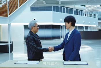네이버, 브룩필드와 90억달러 AI 인프라 계약…엔비디아 3대 주주 눈앞(종합)