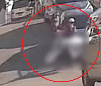 "옆구리에 끼고 태연히"…구로구 쓰레기장 '미라' 유기 CCTV 보니(영상)