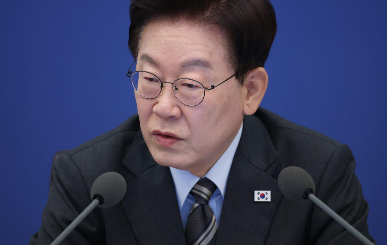 "도움 안 된다" vs "크게 도움 안 된다"…李, '외노자 발언 보도' 지적