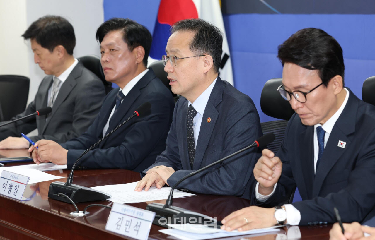 [포토]가상자산과세 당정협의회, '발언하는 이형일 경제부총리'