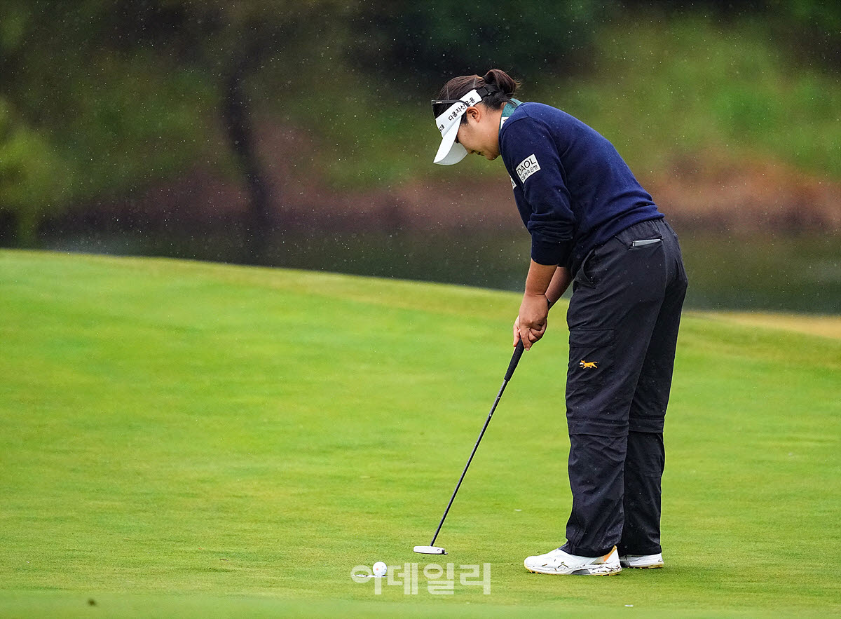 [포토]유해란,버디 퍼트 성공하자