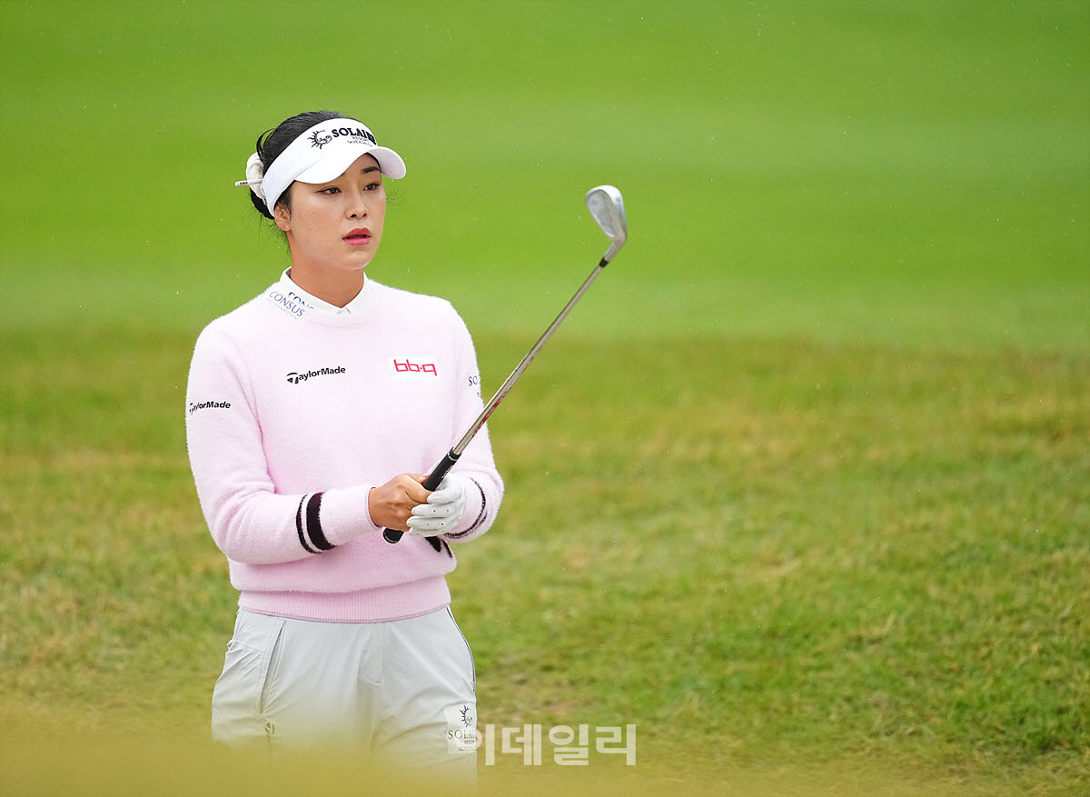 [포토]윤이나,버디 위해 핀을 조준