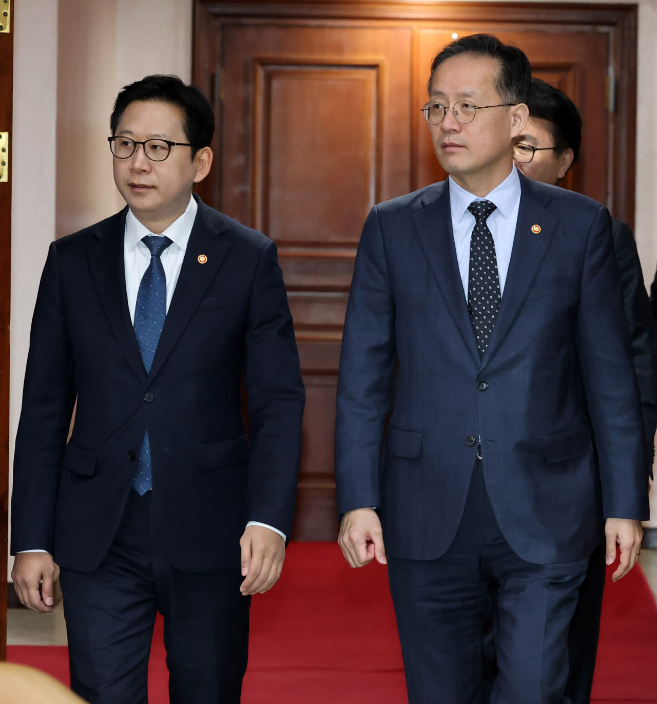 [포토]경제관계장관회의-과학기술관계장관회의 연석회의 참석하는 이형일-배경훈
