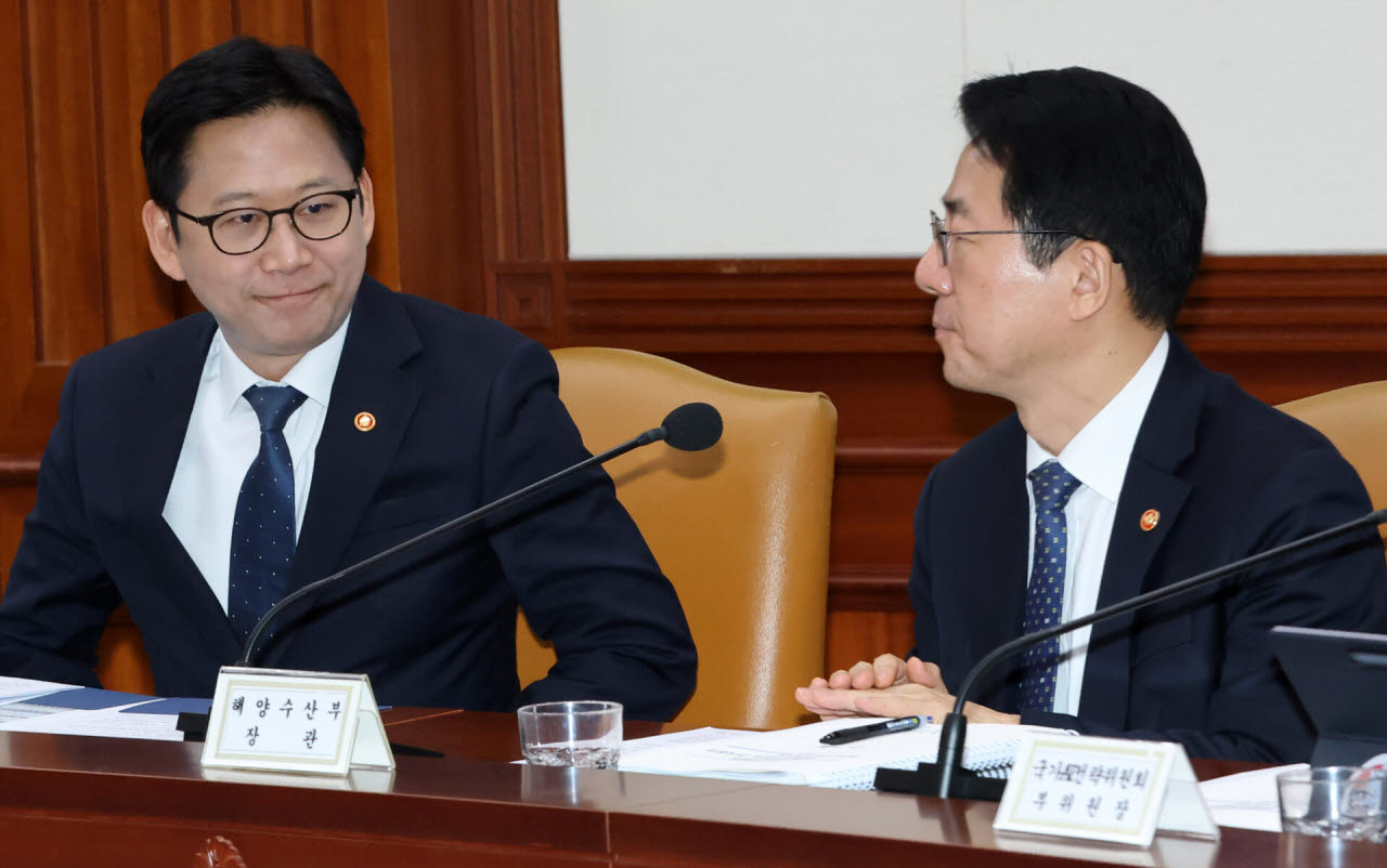 [포토]경제관계장관회의-과학기술관계장관회의 연석회의 참석한 배경훈 부총리-황종우 장관
