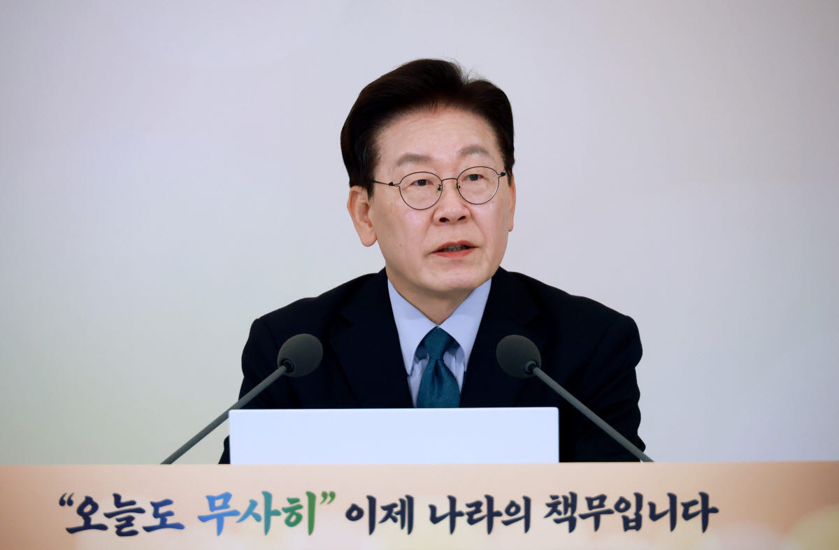 靑, 빗썸·대신증권 등 연쇄 해킹에 긴급점검회의…"2차 피해 차단 만전"
