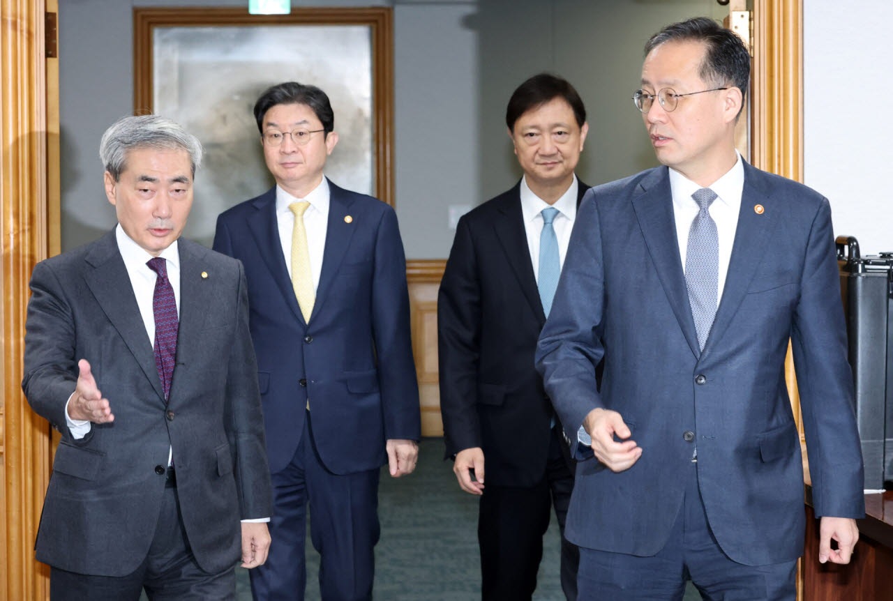 [포토]확대거시경제금융회의 들어서는 이재명 정부 금융수장들