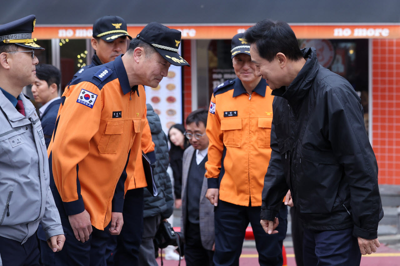 [포토]소방대원들 격려하는 오세훈 시장