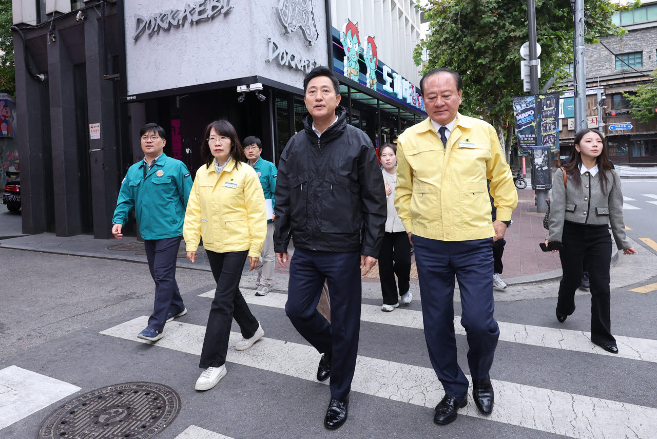 [포토]핼러윈 앞두고 현장점검 나선 오세훈 서울시장