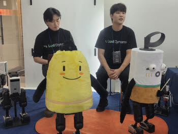 “나 좀 일으켜줘” 말하는 캐릭터 로봇…유튜브 긱블, 로봇 사업 뛰어든다