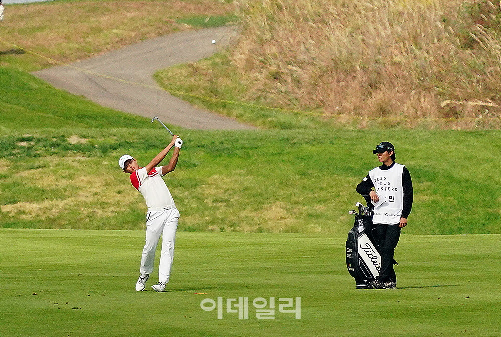 [포토] 장희민, 강하게 날리는 세컨 아이언샷