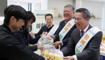 [포토] 쿠첸 직원들에게 아침밥 캠페인하는 박서홍 농업경제대표