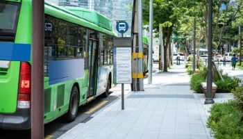 승객 내리는 데 갑자기 출발…골절상 입힌 버스 기사, 결국