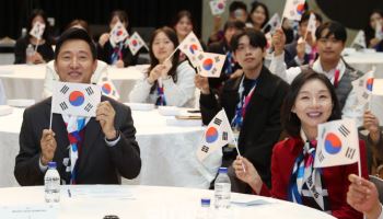 [포토] 태극기 든 오세훈 서울시장