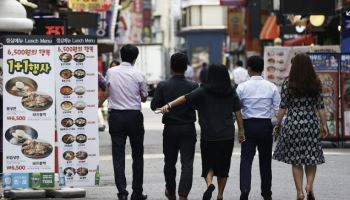 "이젠 1만원으론 먹을게 없어" 치솟는 점심 가격…직장인 주식된 '이것'