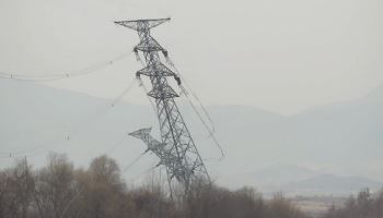 정부, 개성공단 송전탑 붕괴 영상 공개…북한군 추락 장면도