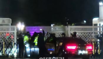 민주당 “공수부대, 국회 후문 진입 시도 중”