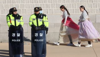 난데없는 비상계엄령 여파, 한국 ‘여행 유의 국가’로 전락