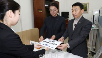 경찰 고발 이어…민주, 尹 겨냥 ‘내란 의혹 상설특검 수사요구안’ 제출