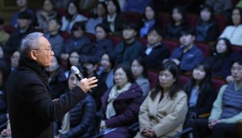 `대구` 간 유인촌 장관, 계엄 후 첫 대외 행보…일정 재개