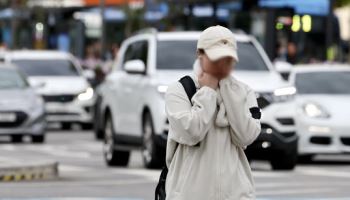 강한 바람 때문에 더 추운 주말 아침…대부분 지역에 먹구름