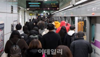 국토부 "철도노조 파업 운행률 76%…열차 감축 운행 '이용객 불편' 지속"