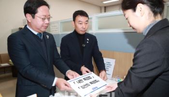 민주당, 예산안 처리 협의 여지 남겨…"오늘 정부안 보고 결정"