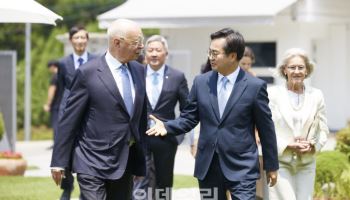 김동연과 클라우스 슈밥의 '신뢰'.."한국 강한 회복력 보여줄 것"