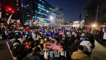 “윤석열을 탄핵하라”…탄핵안 부결, 꺼지지 않는 `국회 앞 촛불`