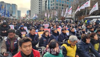 尹 담화에 "괴변, 탄핵” vs “결집, 사수”..맞불집회로 광화문 두쪽