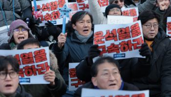 조국, 윤석열 탄핵안 가결에 "제 역할은 일단락...긴장 늦추지 말라"