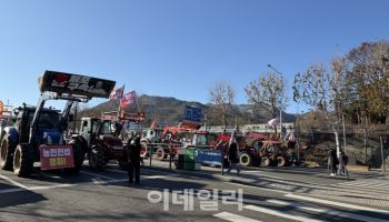 `트랙터 시위` 이틀째, 더 모이는 농민들…경찰과 극한 대치