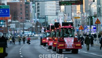 “길 열어라”…분노한 `트랙터 부대`, 엿새 만에 용산 찍고 귀향(종합)