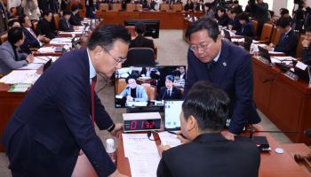 ‘내란 공범’ 발언 놓고 與野 신경전…국회 법사위, 정회