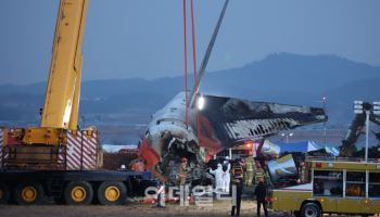 고용부 "무안공항 사고, 산재보상·트라우마 상담 적극 지원"