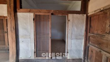 도배하러 갔더니…조선 한옥 '사랑채 창호'가 사라졌다