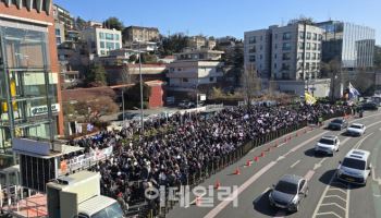 尹 관저 앞 긴장 고조…골목 사이 두고 ‘탄핵 찬반 집회’ 열려