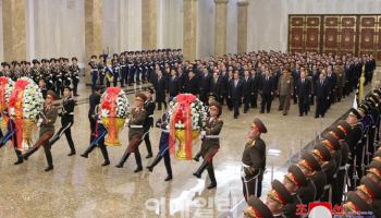 北 간부들, 새해 맞아 금수산태양궁전 참배…김정은 불참