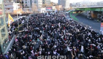 尹 체포영장 `숨고르기`…관저 앞은 욕설·고성 '아수라장'(종합)