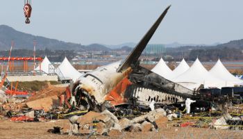 무안공항 7년 다닌 조종사 “콘크리트 상상 못 해, 흙더미인줄”