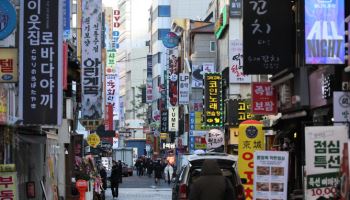 "장사 안되는데 인건비 부담"…소상공인, 키오스크·서빙로봇 늘린다