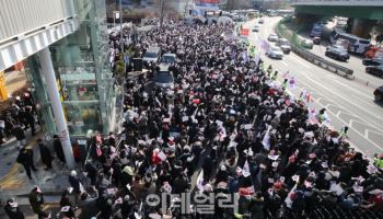 尹지지자들, 영장 집행 중지에 "좋아서 눈물.. 지킬 것"