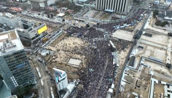 “尹체포”vs“尹수호”…광화문서 새해 첫 탄핵 찬반 집회[사회in]