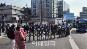 尹집회에 아이·노인도 정거장에 갇혔다