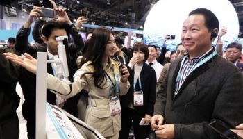 최태원, 3년째 현장 뛴다…'AI 동맹' 확장 나서는 SK[CES2025]